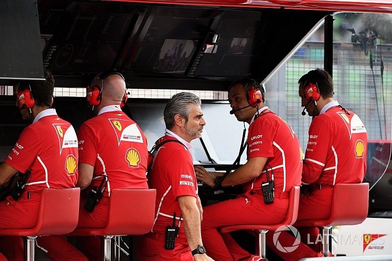 Maurizio Arrivabene, jefe de Ferrari, y varios miembros del equipo en el muro