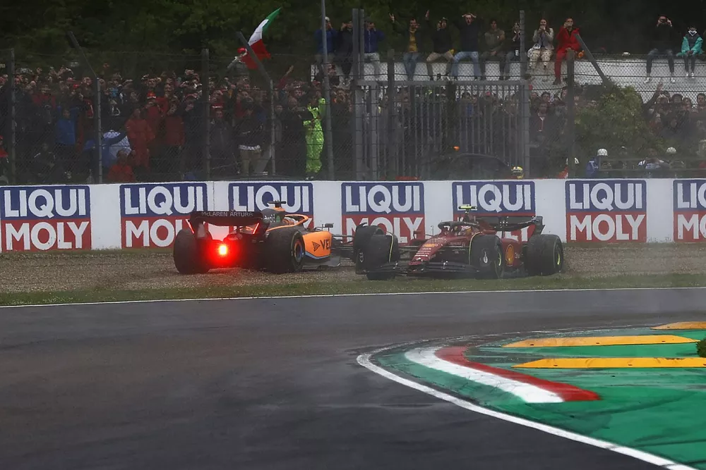 Daniel Ricciardo, McLaren MCL36, Carlos Sainz Jr., Ferrari F1-75, chocan en la primera vuelta