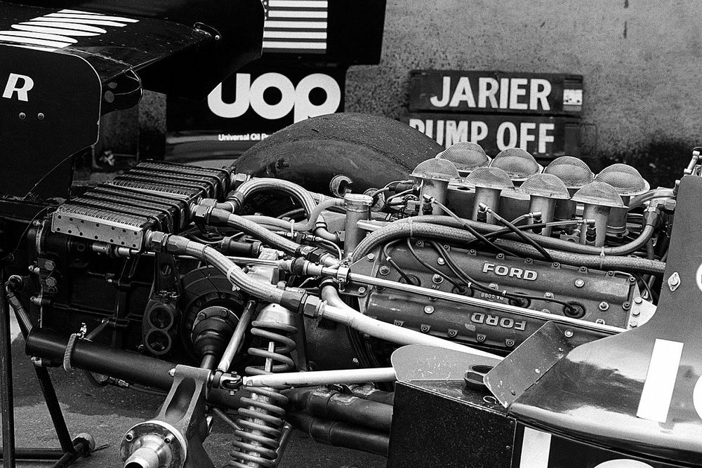 Un radiador acoplado al motor del Ford Cosworth DFV en la parte trasera del Shadow DN3 de Peter Revson