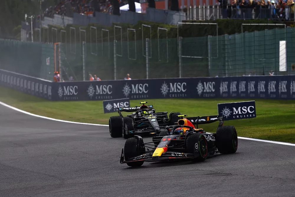 Sergio Perez, Red Bull Racing RB19, devance Lewis Hamilton, Mercedes F1 W14