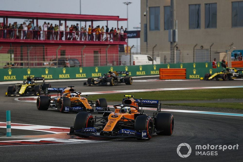 Lando Norris, McLaren MCL34, precede Carlos Sainz Jr., McLaren MCL34 e Daniel Ricciardo, Renault F1 Team R.S.19 