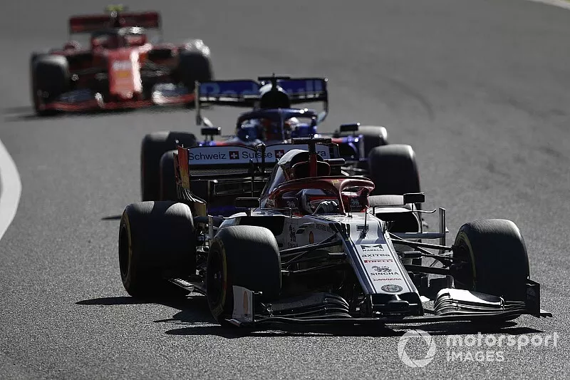 Kimi Raikkonen, Alfa Romeo Racing C38, leads Daniil Kvyat, Toro Rosso STR14