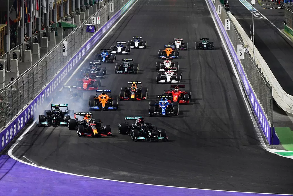 Max Verstappen, Red Bull Racing RB16B, strijdt met Lewis Hamilton, Mercedes W12, bij de herstart