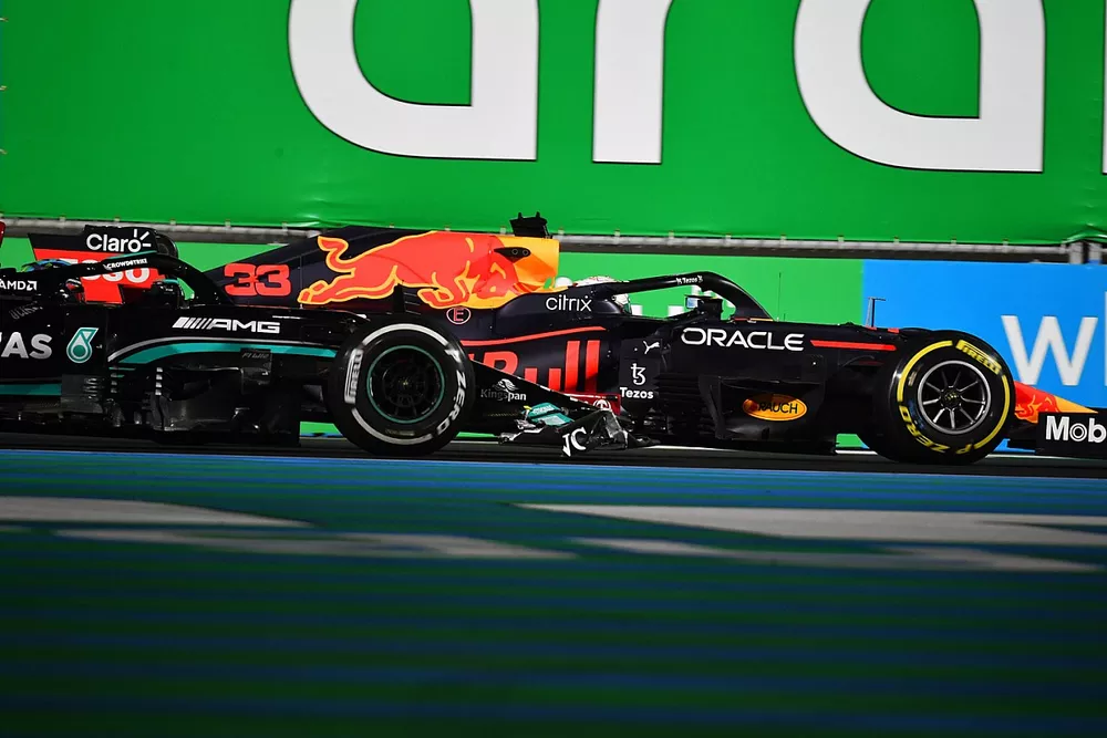 Max Verstappen, Red Bull Racing RB16B, et Lewis Hamilton, Mercedes W12, entrent en contact alors qu'il se battent pour la t&ecirc;te