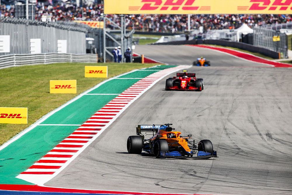 Daniel Ricciardo, McLaren MCL35M, Carlos Sainz Jr., Ferrari SF21