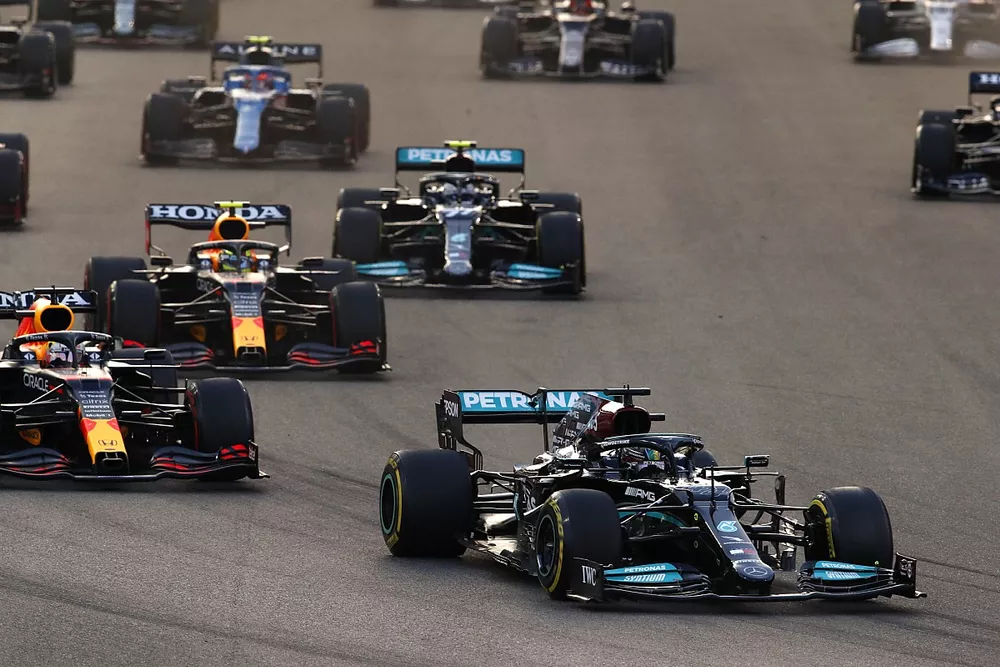 Lewis Hamilton, Mercedes W12, Max Verstappen, Red Bull Racing RB16B, Sergio Perez, Red Bull Racing RB16B, Valtteri Bottas, Mercedes W12, the rest of the field at the start