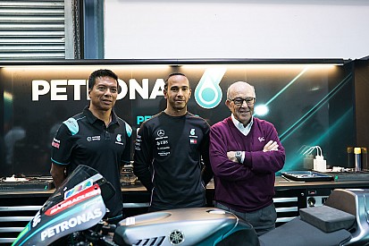 Hamilton: "Guidare una moto sulla stessa pista con Valentino sarebbe pazzesco!"