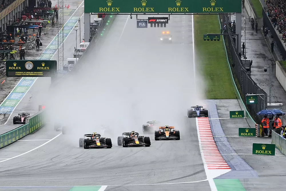 Max Verstappen, Red Bull Racing RB19, Sergio Perez, Red Bull Racing RB19, Nico Hulkenberg, Haas VF-23, Lando Norris, McLaren MCL60, the rest of the field at the start of the Sprint