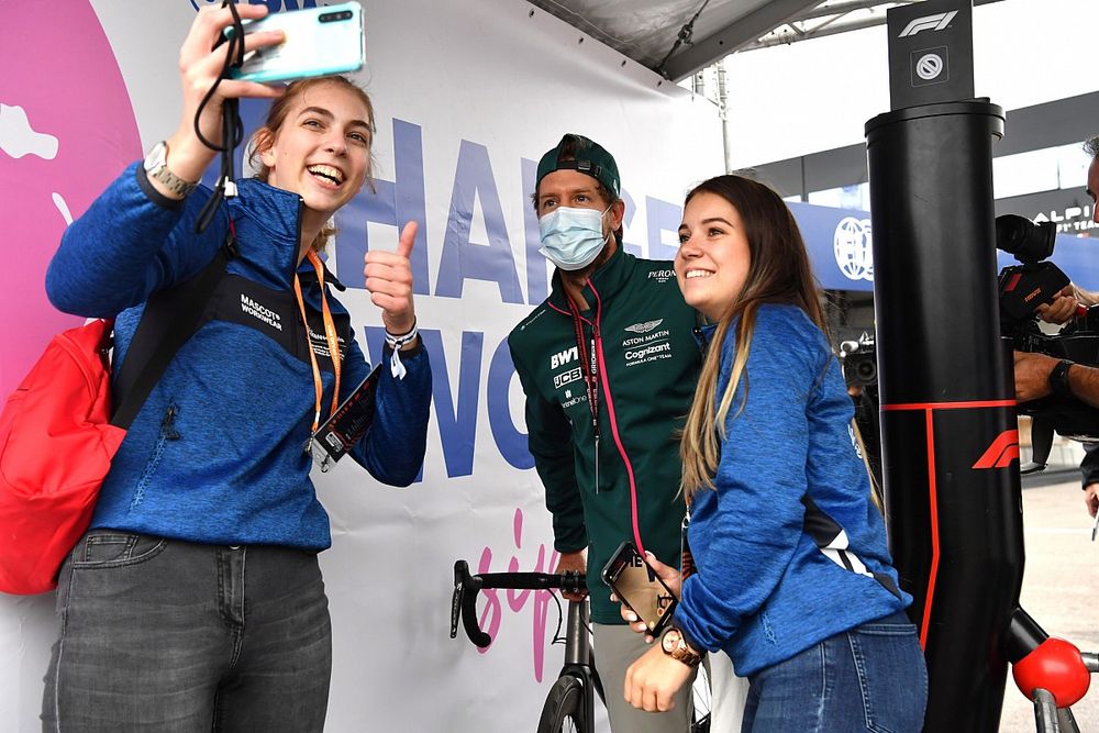 Sebastian Vettel, Aston Martin AMR21 y fans