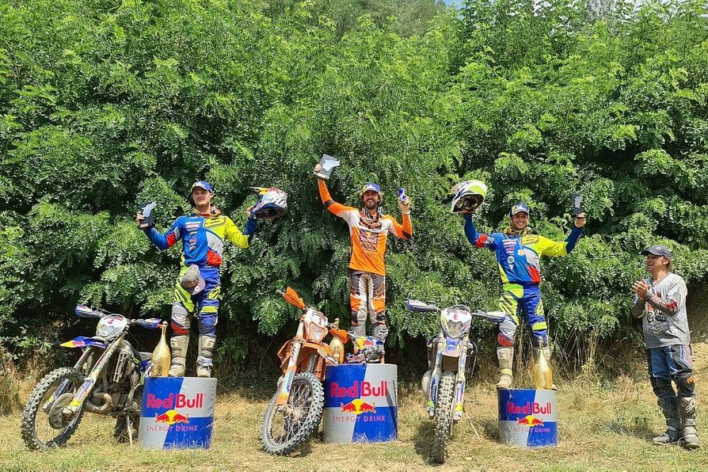 Wade Young, Manuel Lettenbichler, Mario Roman