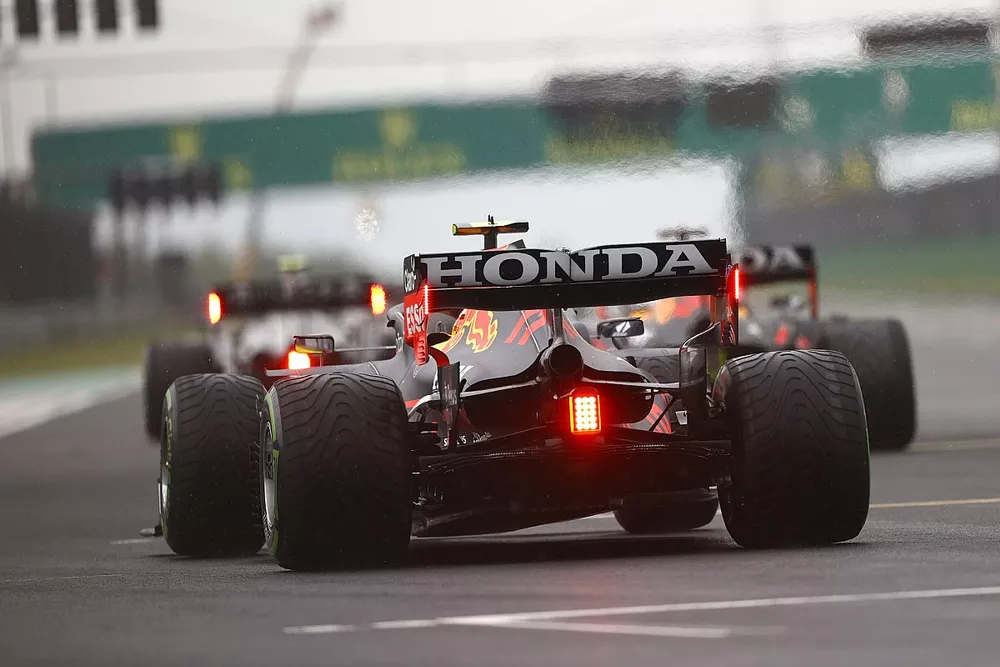 Sergio Perez, Red Bull Racing RB16B, voor de start van de race