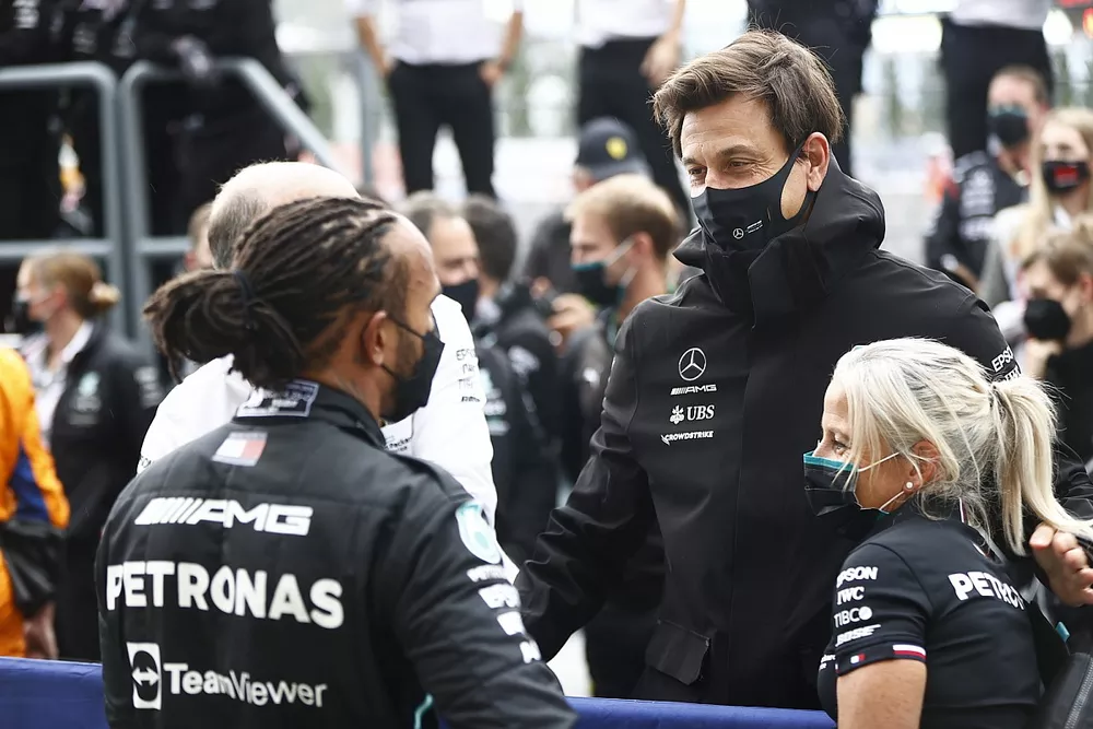 Ganador Lewis Hamilton, Mercedes, con Toto Wolff, director del equipo y consejero delegado de Mercedes AMG, y Angela Cullen, fisioterapeuta tras la carrera