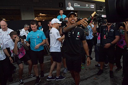Hamilton káromkodva kommentálta Vettel újabb balesetét Japánban