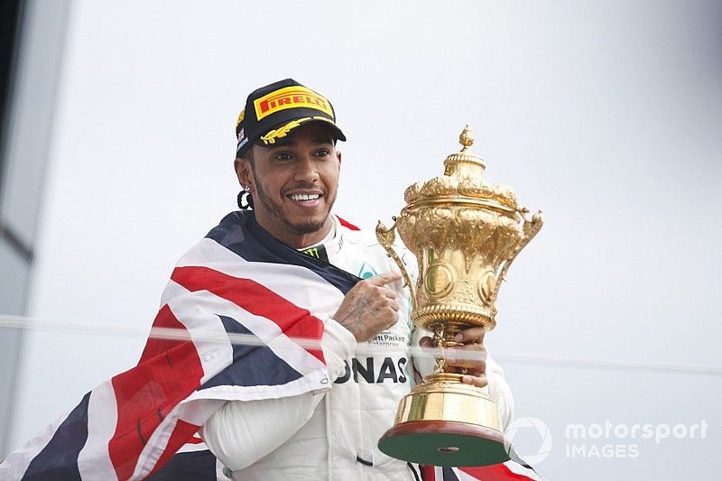 Race winner Lewis Hamilton, Mercedes AMG F1 celebrates on the podium with the trophy and with a flag