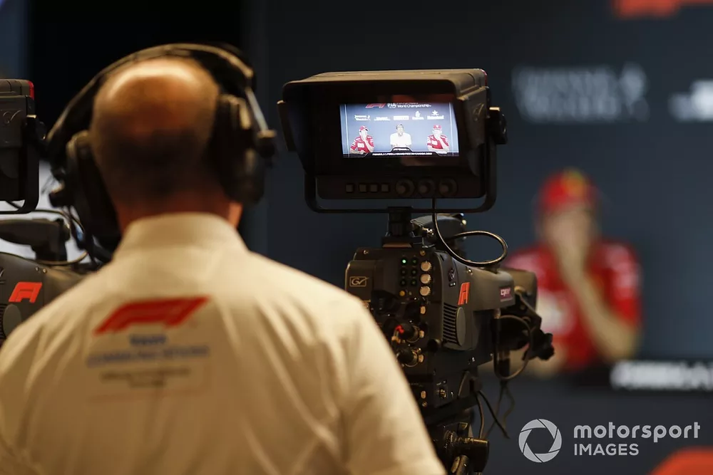 Camar&oacute;grafo en la rueda de prensa 