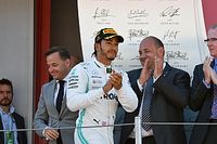 Garoto prestes a morrer por câncer ganha Mercedes e troféu de Hamilton do GP da Espanha de F1