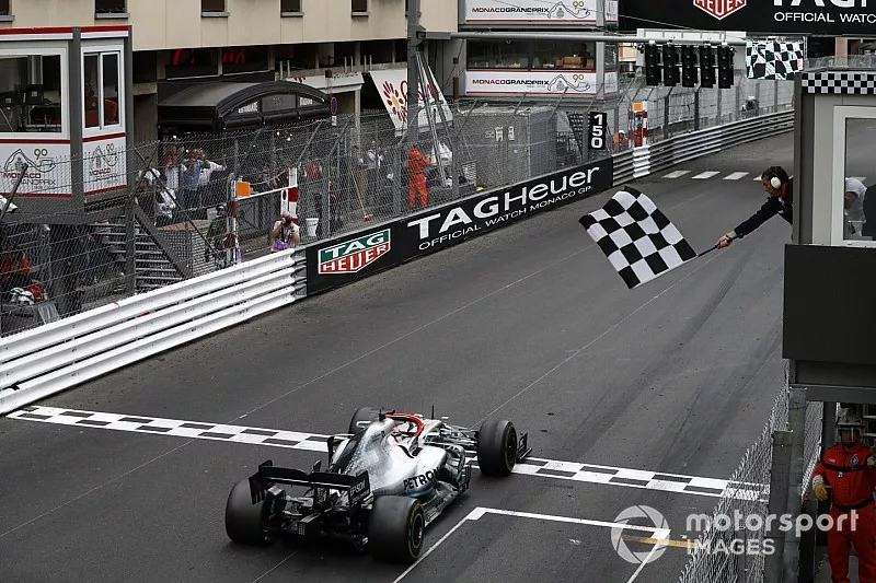 Race Winner Lewis Hamilton, Mercedes AMG F1 W10 crosses the finish line 