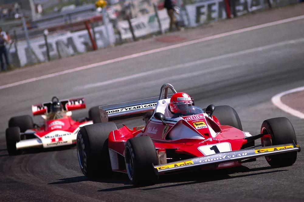Niki Lauda, Ferrari 312T2 devant James Hunt, McLaren M23 Ford