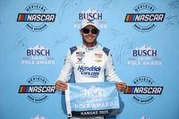 Kyle Larson niega a Chris Buescher la pole de la NASCAR Cup en Kansas