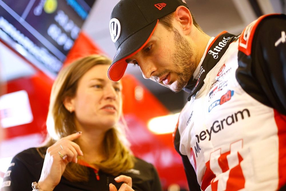 Ocon, Haas F1 Team, with his engineer Laura Müller