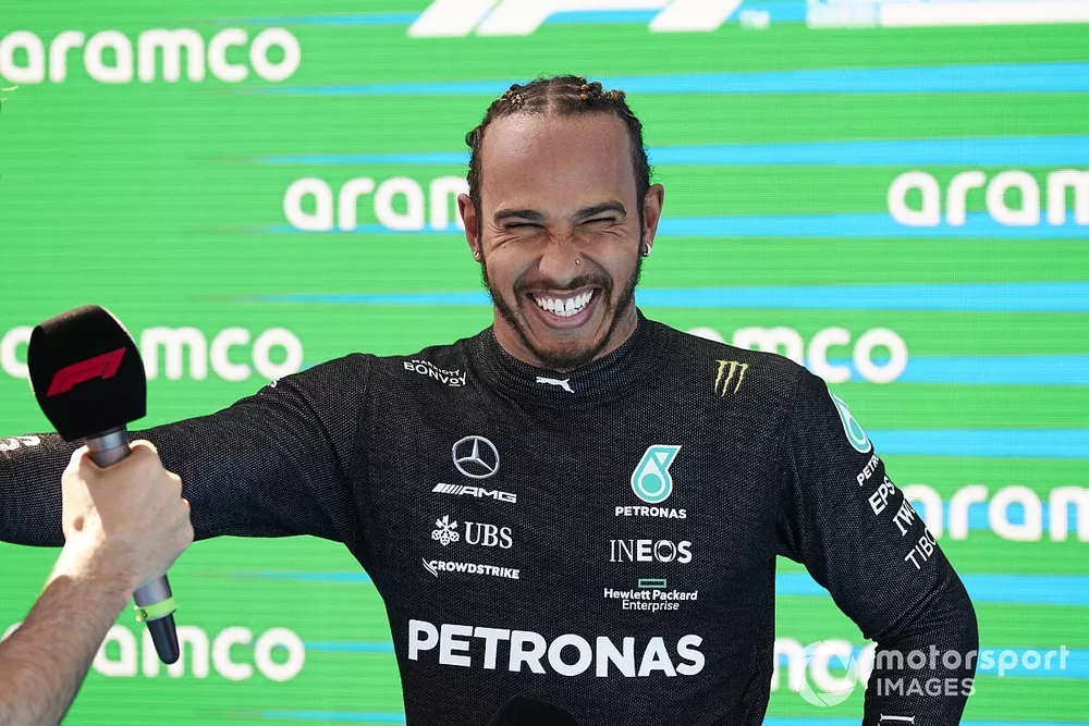 Lewis Hamilton, Mercedes, dans le parc fermé après avoir réussi sa 100ᵉ pole position en F1