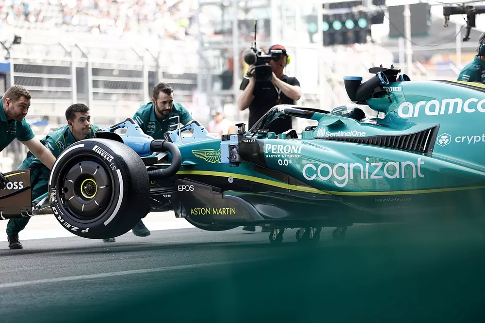 Lance Stroll, Aston Martin AMR22, vuelve al garaje
