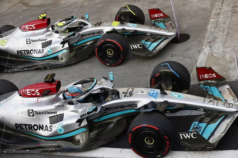 Le vainqueur George Russell, Mercedes W13, et le troisième Lewis Hamilton, Mercedes W13,arrivent dans le parc fermé