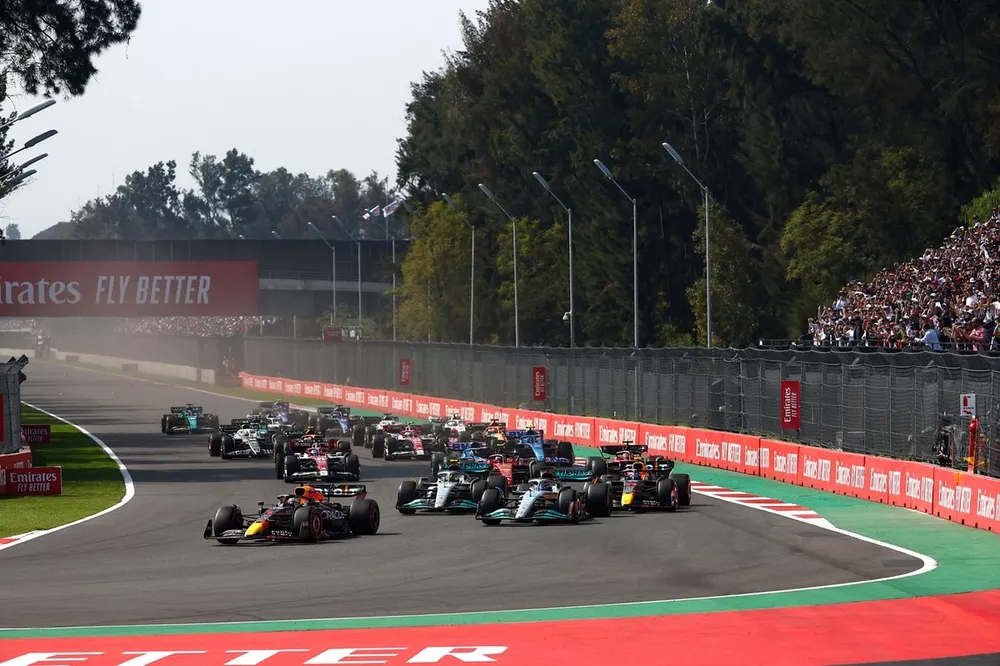 Max Verstappen, Red Bull Racing RB18, George Russell, Mercedes W13, Lewis Hamilton, Mercedes W13, Sergio Perez, Red Bull Racing RB18, et les autres monoplaces au d&eacute;part