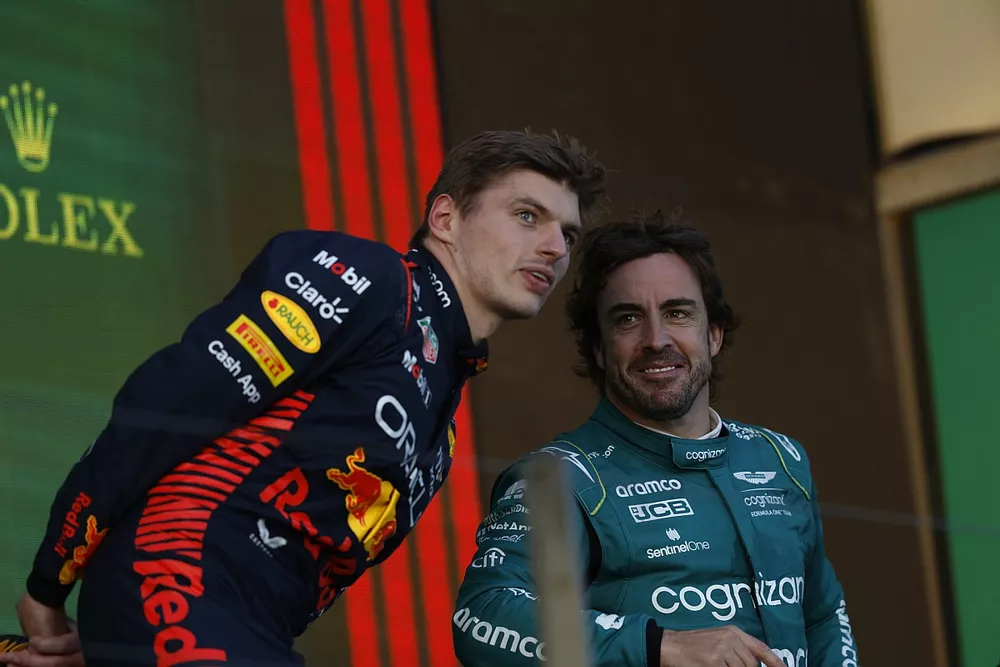 Max Verstappen, Red Bull Racing, 1er, Fernando Alonso, Aston Martin F1 Team, 3e, sur le podium