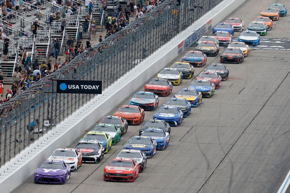 Denny Hamlin, Joe Gibbs Racing, Yahoo! Toyota Camry, Joey Logano, Team Penske, Hunt Brothers Pizza Ford Mustang