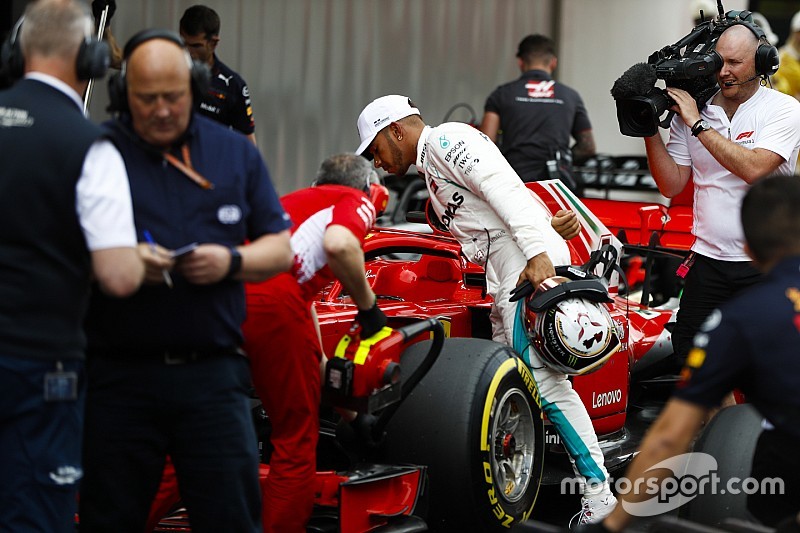 «Мы знаем о машинах Ferrari гораздо больше него». Уайтинга позабавили слова Хэмилтона о «фишках» в SF71H