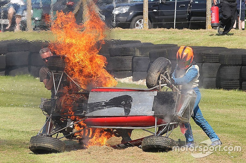 Un pilote de Formule Ford historique sauvé après un terrible crash
