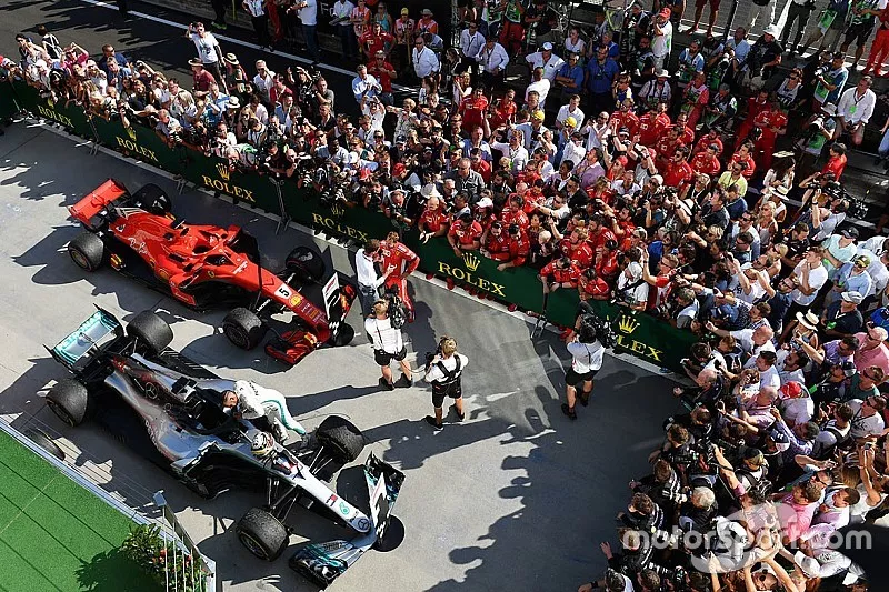 Sebastian Vettel, Ferrari parle avec Paul di Resta, Sky TV dans le Parc Ferm&eacute;