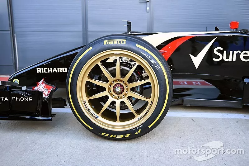 Lotus E22, 18 in&ccedil; Pirelli lastikleri