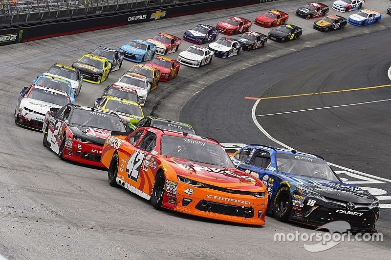 Reinicio: Daniel Suarez, Joe Gibbs Racing Toyota, Joey Logano, Team Penske Ford