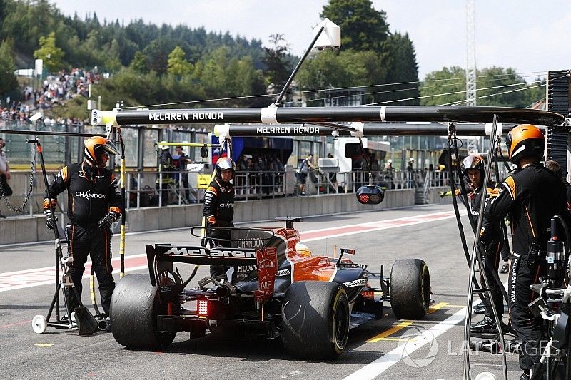 Fernando Alonso, McLaren MCL32, se retira a los pits