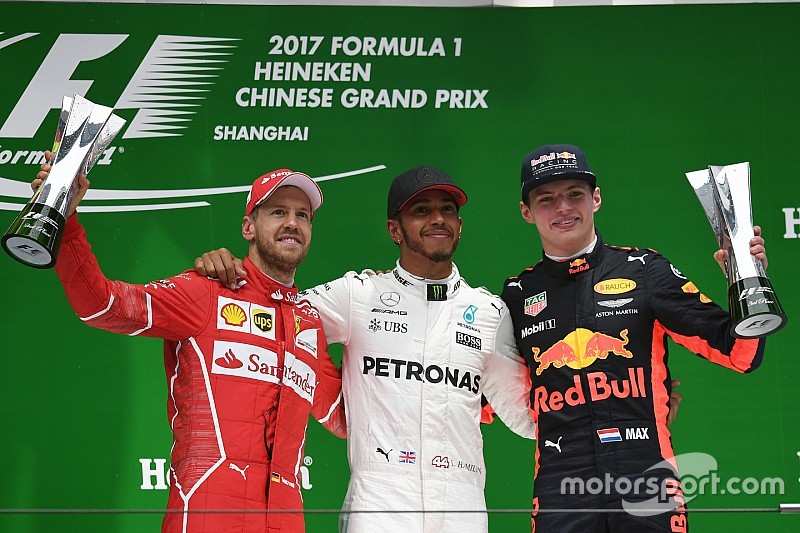 Verstappen pakt sensationele derde plek in China, zege voor Hamilton