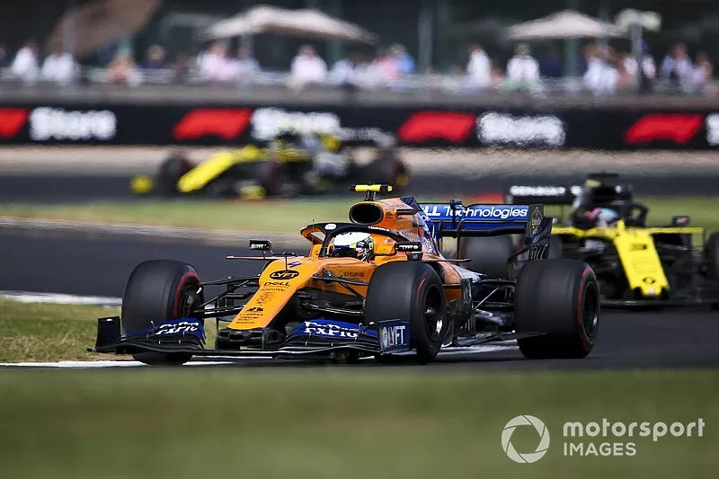 Lando Norris, McLaren MCL34, devant Daniel Ricciardo, Renault F1 Team R.S.19