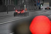 Leclerc roba a Sainz la primera posici&oacute;n de una FP1 accidentada