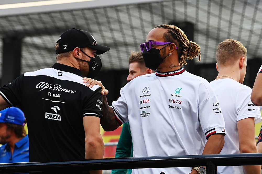 Valtteri Bottas, Alfa Romeo and Lewis Hamilton, Mercedes on the drivers parade bus