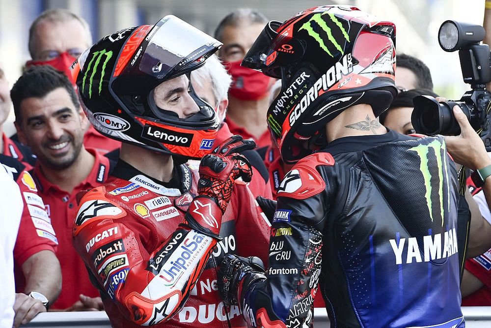 Ganador de la pole Francesco Bagnaia, Equipo Ducati, segundo Fabio Quartararo, Yamaha Factory Racing