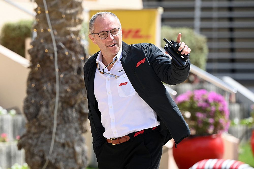 Stefano Domenicali, CEO de Formula 1, en el paddock