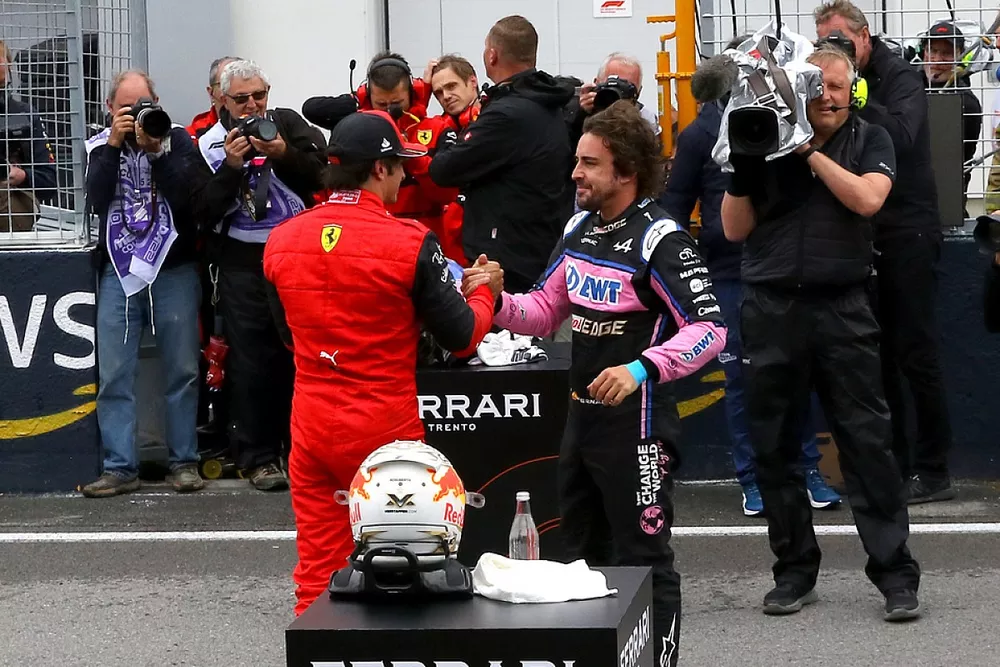 Carlos Sainz, Ferrari, Fernando Alonso, Alpine F1 Team, en parrilla tras la clasificaci&oacute;n