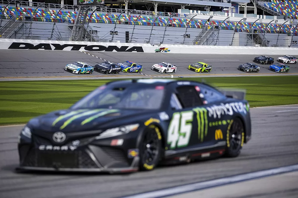 Daniel Suarez, TrackHouse Racing Chevrolet leads the field