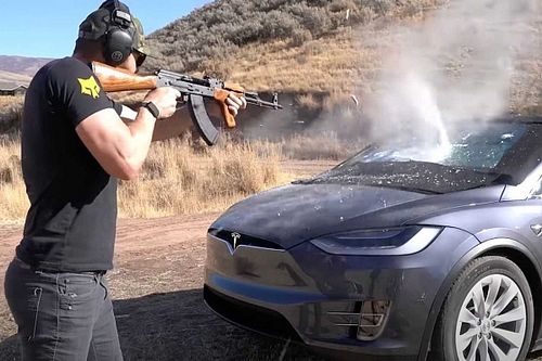 Un Tesla Model X a prueba de balas frente a un AK-47: ¿aguantará?