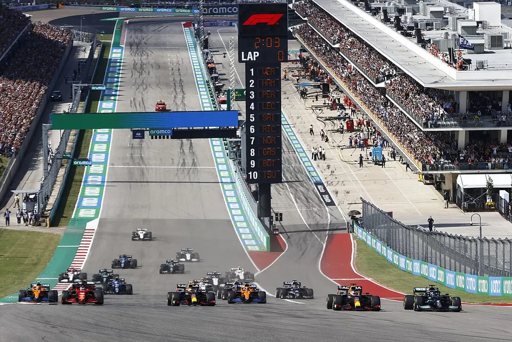 Max Verstappen, Red Bull Racing RB16B, Lewis Hamilton, Mercedes W12, Sergio Perez, Red Bull Racing RB16B, Carlos Sainz Jr., Ferrari SF21, Daniel Ricciardo, McLaren MCL35M, Charles Leclerc, Ferrari SF21, et le reste des monoplaces au départ