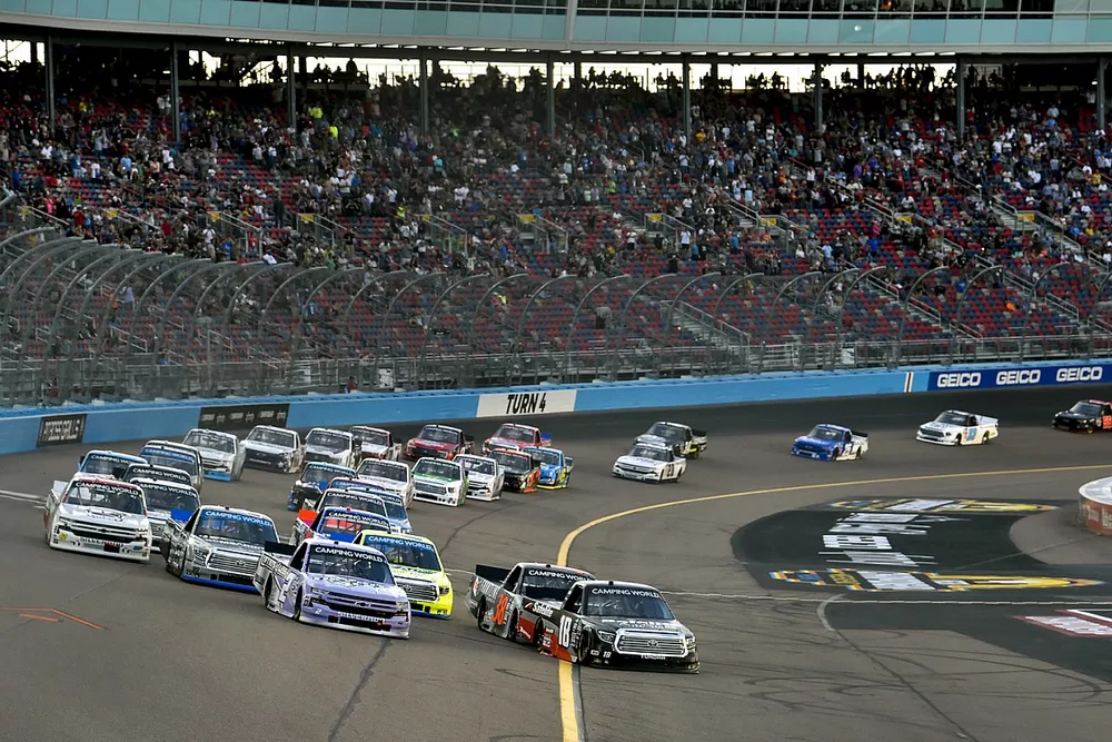 Chandler Smith, Kyle Busch Motorsports, Toyota Tundra Safelite AutoGlass, start, Sheldon Creed, GMS Racing, Chevrolet Silverado Liftkits4less.com, Todd Gilliland, Front Row Motorsports, Ford F-150 Frontline Enterprises INC