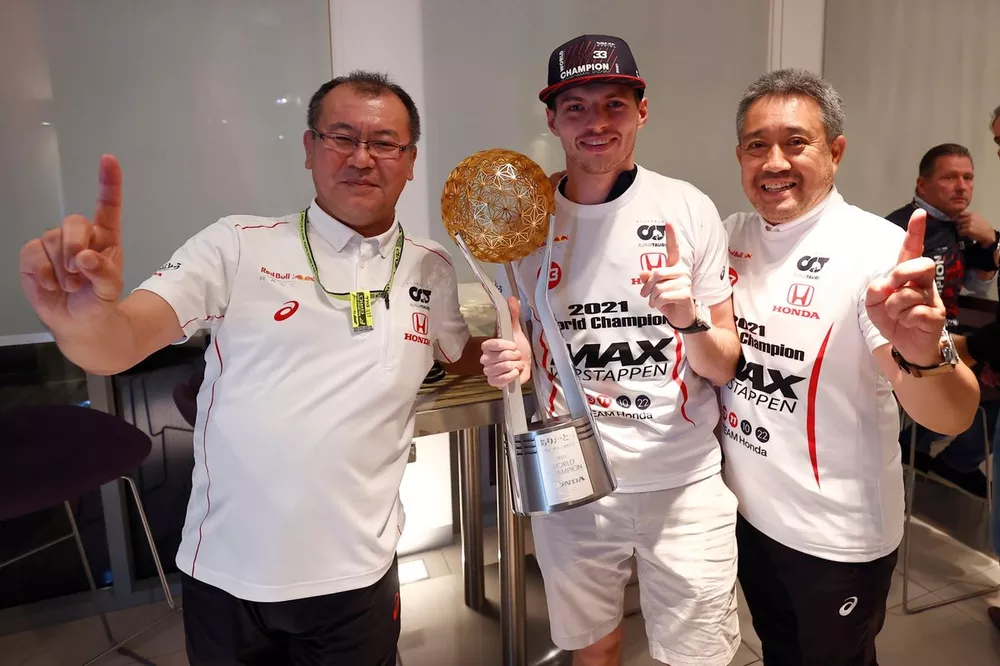 Le vainqueur et Champion du monde Max Verstappen, Red Bull Racing, Masashi Yamamoto, directeur g&eacute;n&eacute;ral, Honda Motorsport, avec un troph&eacute;e