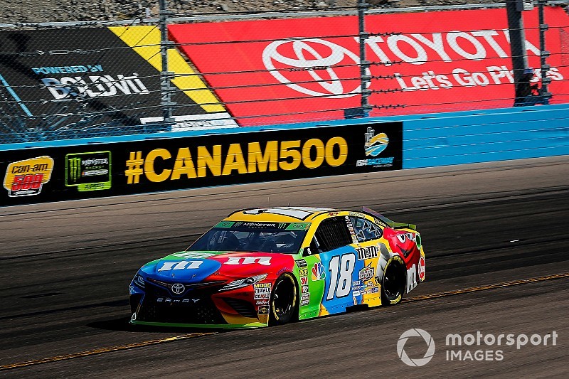 Kyle Busch trionfa a Phoenix e coglie l'ultimo posto nei playoff per la vittoria del titolo 2018