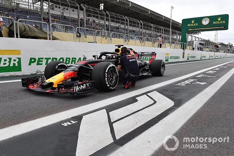Daniel Ricciardo, Red Bull Racing RB14 stopped in pit lane in FP1
